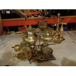 AN ASSORTMENT OF BRASSWARE TO INCLUDE TWO DECORATIVE TEAPOTS AND TWO TABLE LAMPS