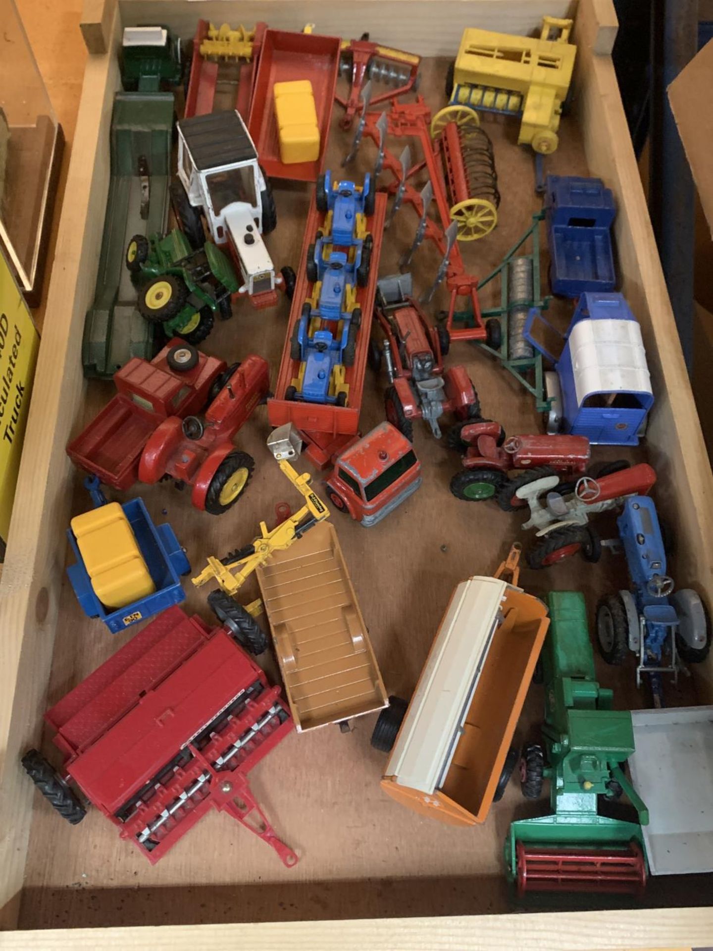 A WOODEN TRAY OF VINTAGE DIE CAST MODEL FARM VEHICLES