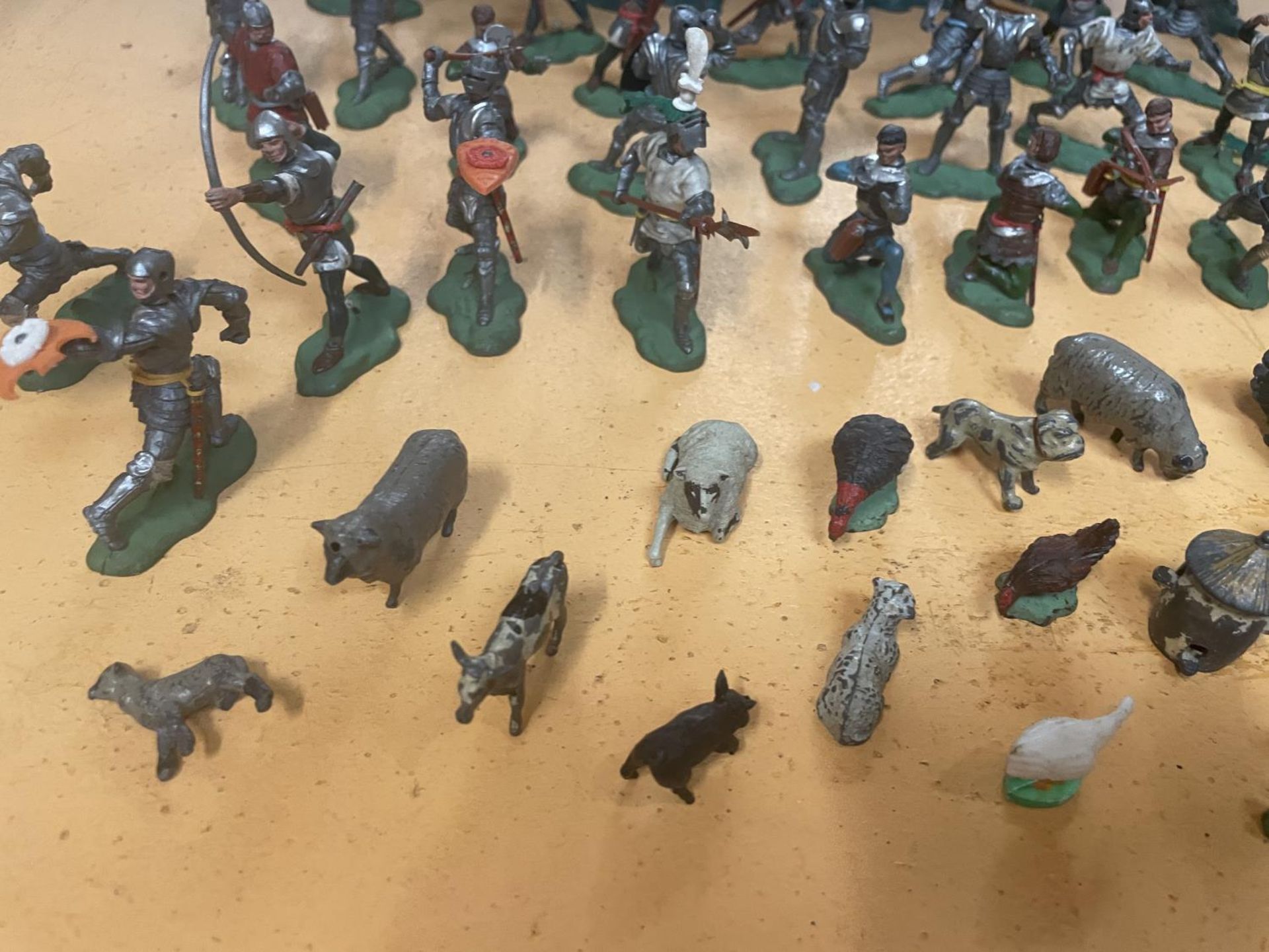 A LARGE QUANTITY OF SWOPPET BY BRITAINS PLASTIC 15TH CENTURY KNIGHT FIGURES AND A LARGE QUANTITY - Image 2 of 6