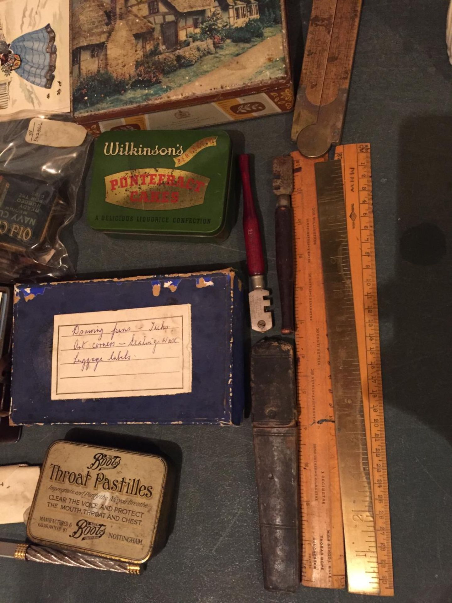 A MIXED SELECTION TO INCLUDE VINTAGE TINS , A TIN OF COLLECTORS STAMPS AND POSTCARDS - Image 4 of 4