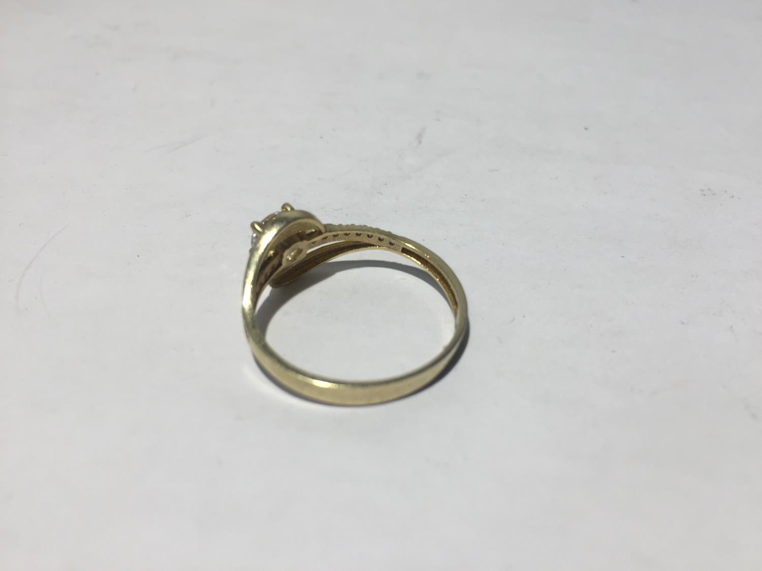 A 9 CARAT GOLD RING WITH A CLEAR STONE SOLITAIRE AND CLEAR STONES ON THE SHOULDERS WITH PRESENTATION - Image 3 of 4