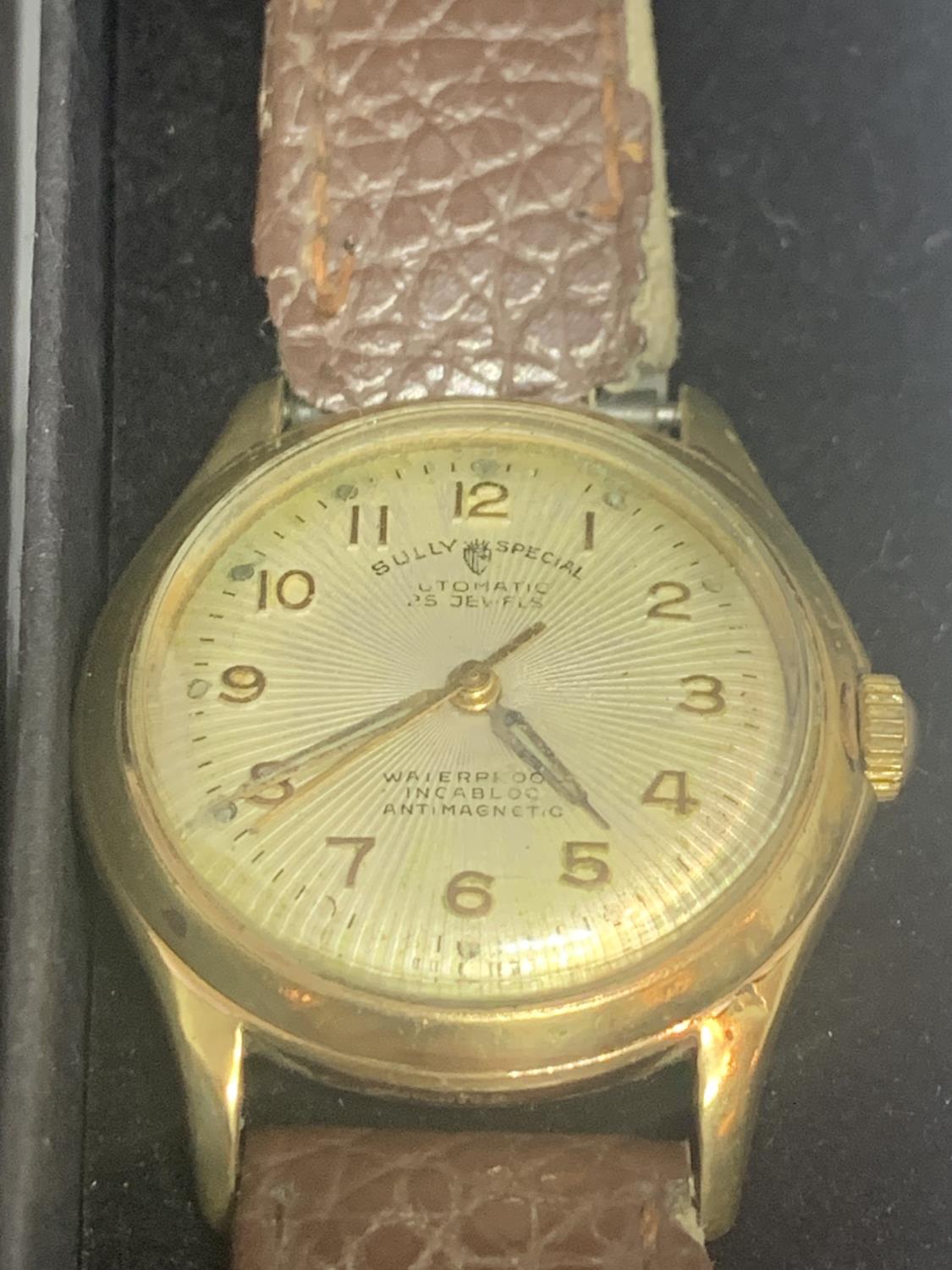 A VINTAGE SULLY SPECIAL 15 JEWEL AUTOMATIC WRIST WATCH WITH BROWN LEATHER STRAP IN A PRESENTATION - Image 2 of 4