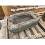 A VINTAGE STONE TROUGH (L:84CM W:49CM H:26CM SINK DEPTH: 14CM)