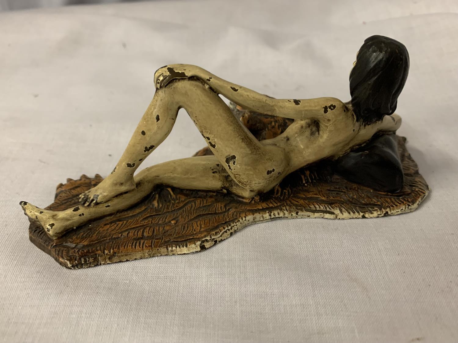 A COLD PAINTED BRONZE FIGURINE OF A NUDE LADY LYING ON A TIGER RUG - Image 2 of 3