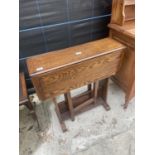 AN EARLY 20TH CENTURY SMALL OAK GATELEG TABLE