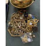 A COLLECTION OF YELLOW METAL JEWELLERY