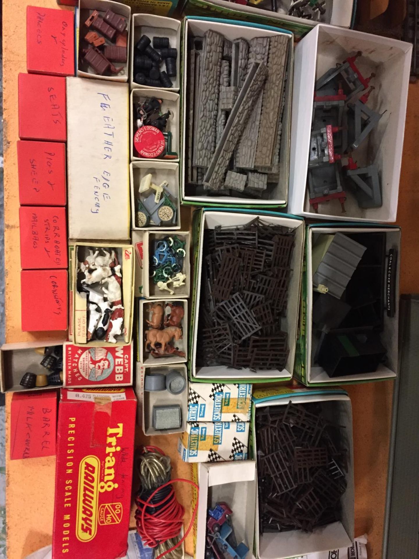 A VERY LARGE QUANTITY OF HORNBY MODEL RAILWAY ACCESSORIES - LEVEL CROSSING, SCENERY, BUFFERS, - Image 20 of 23