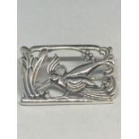 A MARKED SILVER RECTANGULAR BROOCH WITH A HUMMINGBIRD DESIGN