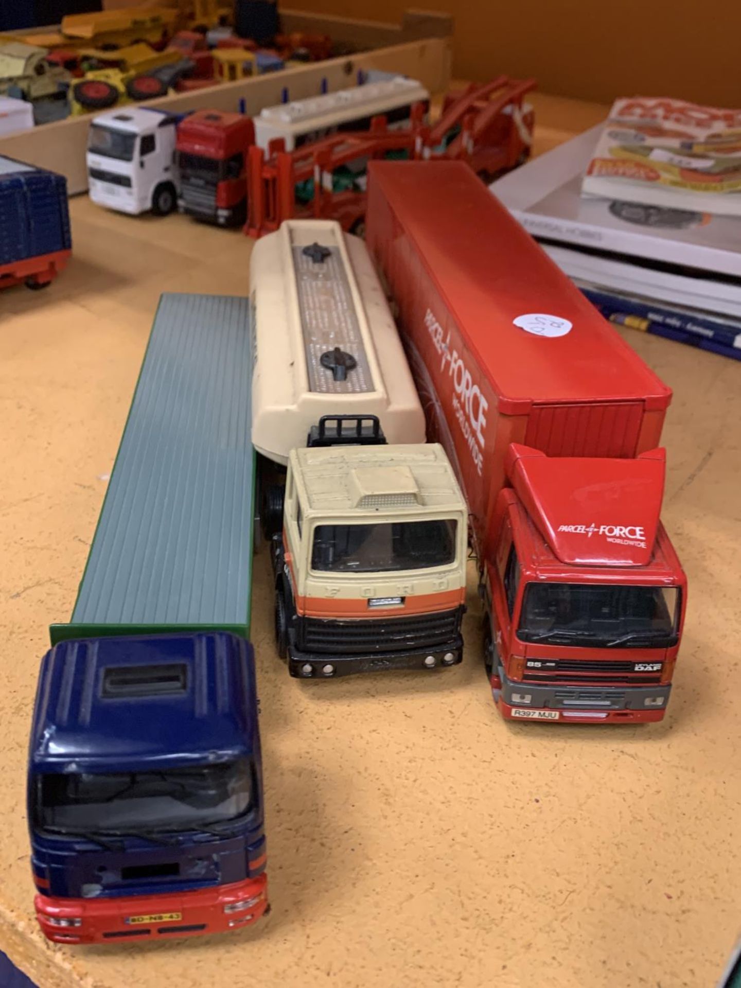 THREE CORGI WAGONS TO INCLUDE A GUINESS, PARCELFORCE AND FLATBED - Image 2 of 2