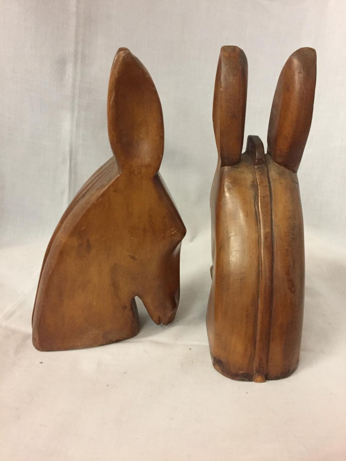 A PAIR OF TREN CARVED BOOKENDS - Image 2 of 2