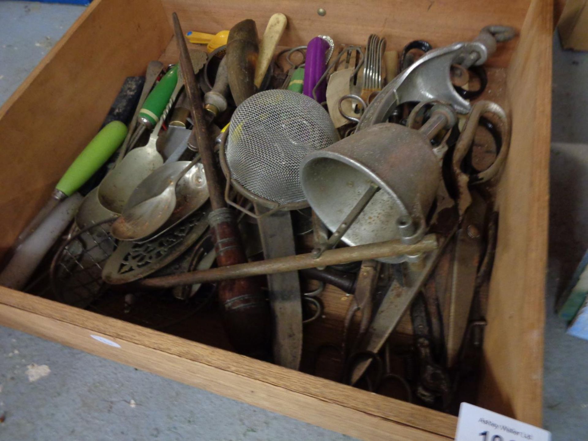 A LARGE COLLECTION OF VINTAGE KITCHEN UTENSILS - Image 2 of 2