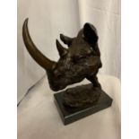 A LARGE BRONZE RHINO BUST ON A MARBLE BASE H:32CM