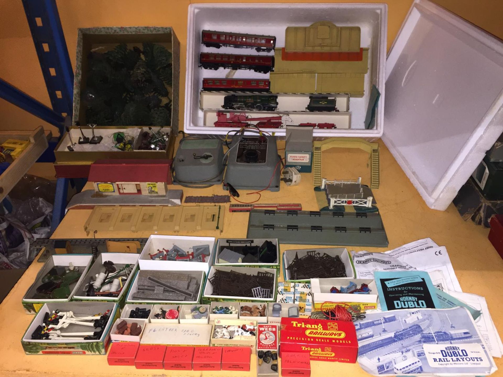 A VERY LARGE QUANTITY OF HORNBY MODEL RAILWAY ACCESSORIES - LEVEL CROSSING, SCENERY, BUFFERS, - Image 2 of 23