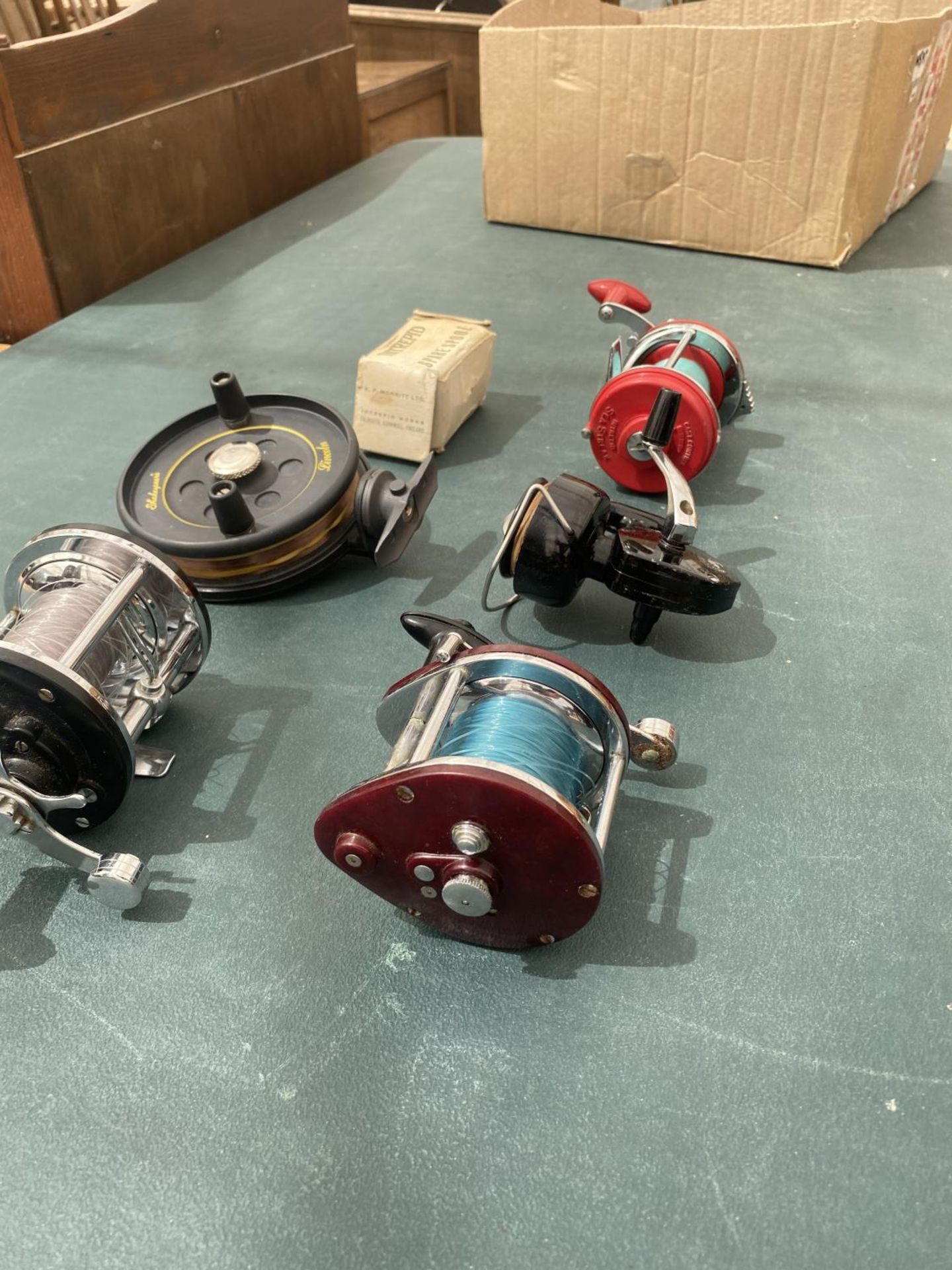 A GROUP OF FIVE FISHING REELS COMPRISING OF 1 SEA STREAK MULTIPLIER WITH BOXED SPARE SPOOL, A - Image 4 of 4