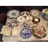 A MIXED SELECTION OF BLUE AND WHITE CERAMICS TO INCLUDE CAKE PLATES, DINNER PLATES, TWO CHINESE