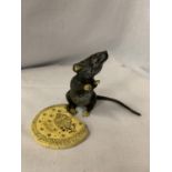 A COLD PAINTED BRONZE RAT FIGURINE EATING A BISCUIT H: 13CM