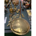 A COLLECTION OF BRASS WARE TO INCLUDE WARMING PAN, CANDLESTICKS, HORSE BRASSES ETC