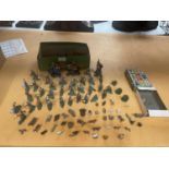A LARGE QUANTITY OF SWOPPET BY BRITAINS PLASTIC 15TH CENTURY KNIGHT FIGURES AND A LARGE QUANTITY