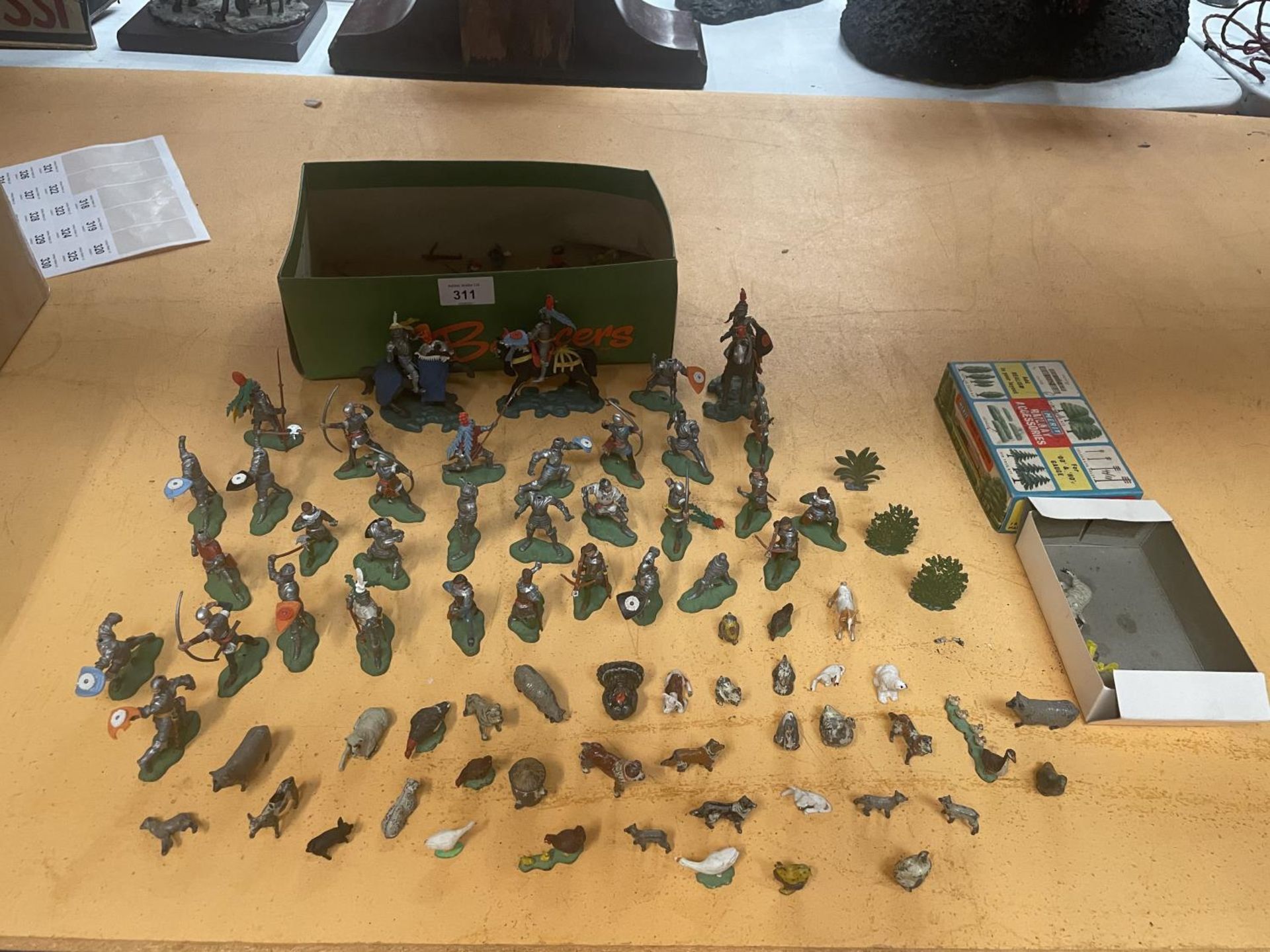 A LARGE QUANTITY OF SWOPPET BY BRITAINS PLASTIC 15TH CENTURY KNIGHT FIGURES AND A LARGE QUANTITY