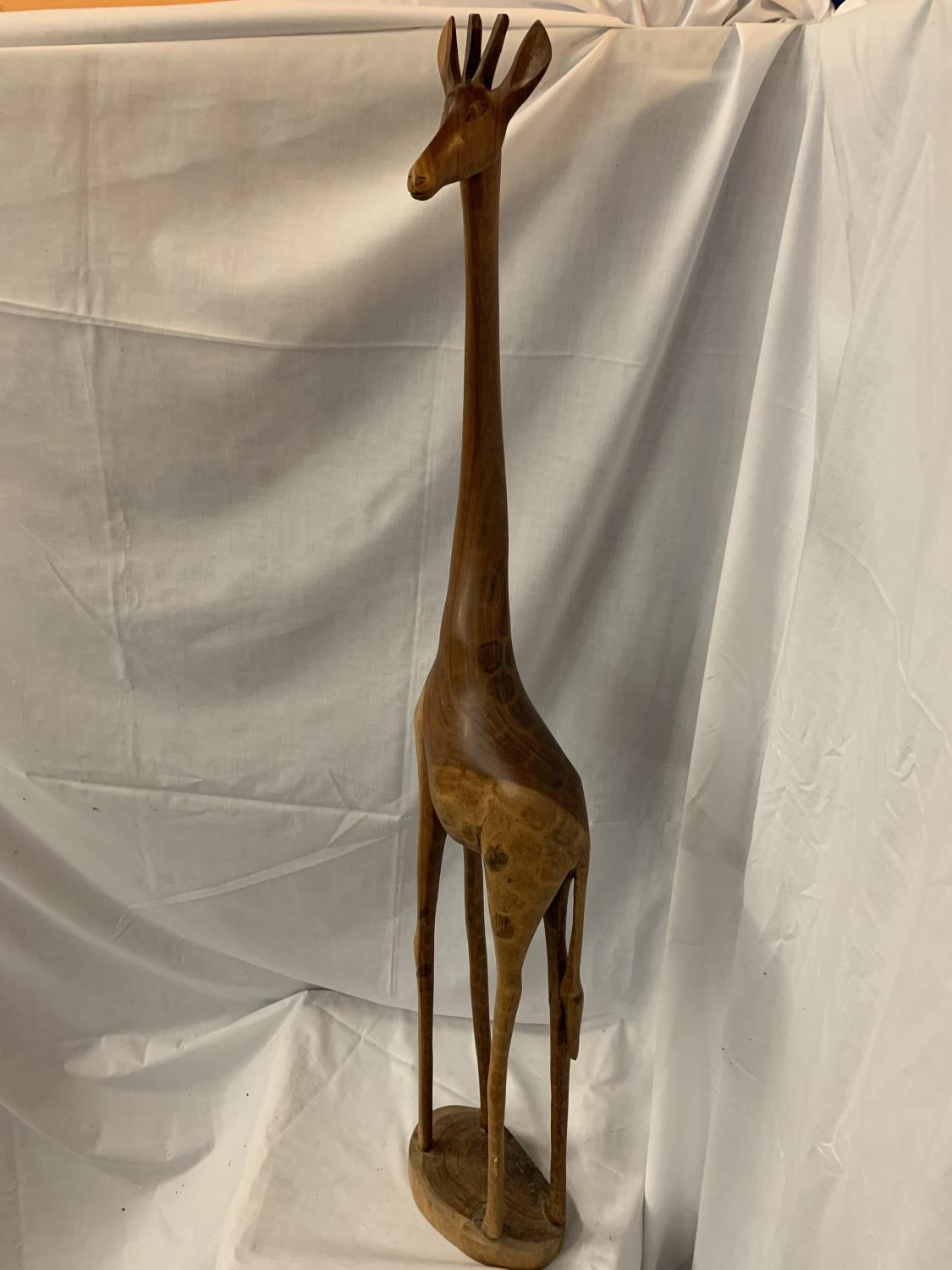 A TALL WOODEN GIRAFFE (REPAIR TO FOOT) - Image 4 of 4