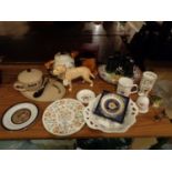 A MIXED SELECTION TO INCLUDE A MODEL OF A YELLOW LABRADOR , QUEENS TANKARD, SPODE HUNTING DOGS BLACK