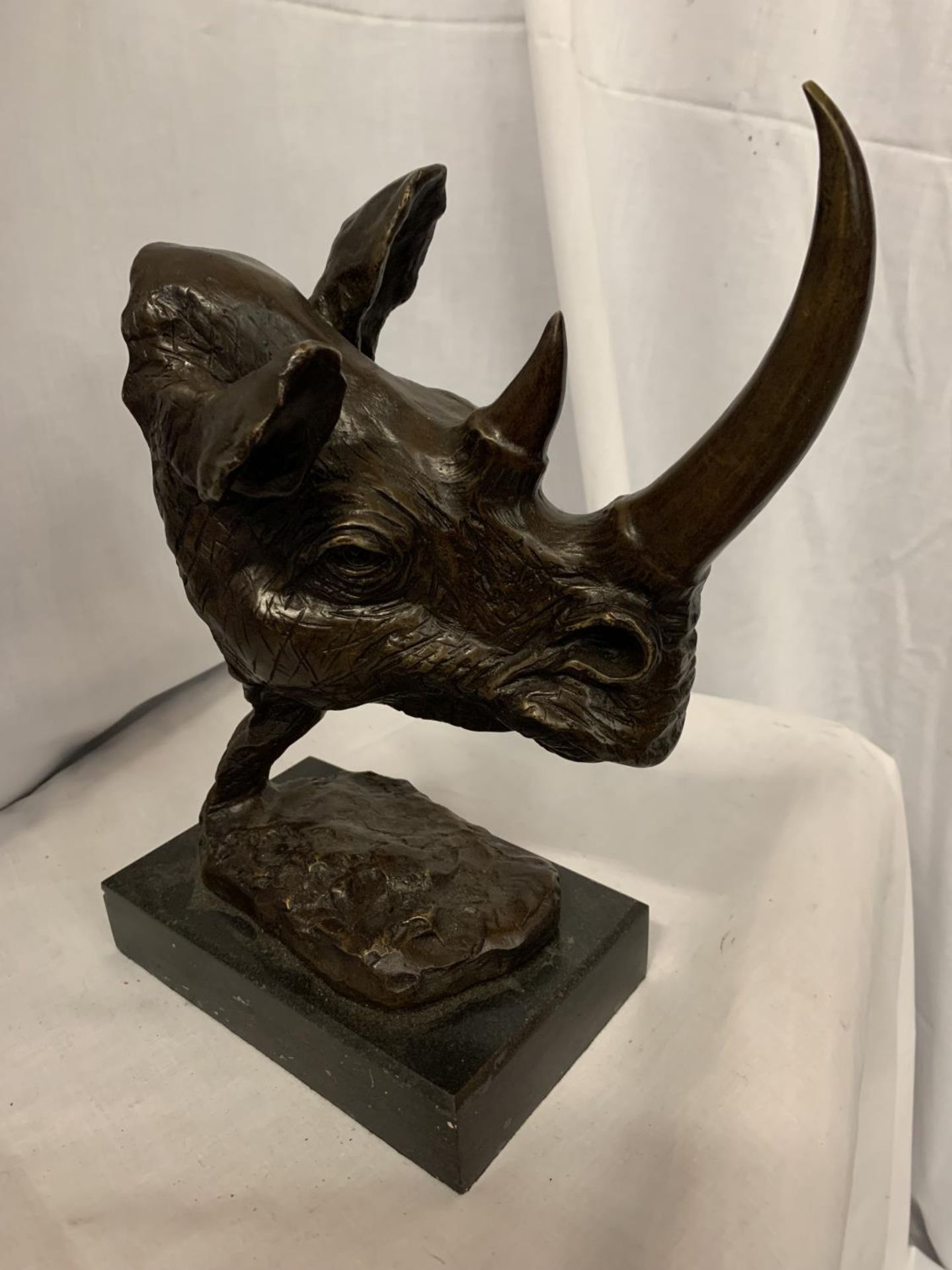 A LARGE BRONZE RHINO BUST ON A MARBLE BASE H:32CM - Image 2 of 4
