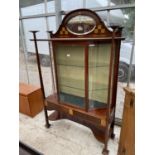 AN ART NOUVEAU MAHOGANY AND INLAID DISPLAY CABINET WITH TAPERING SIDE SUPPORTS, OVAL MIRROR-BACK AND