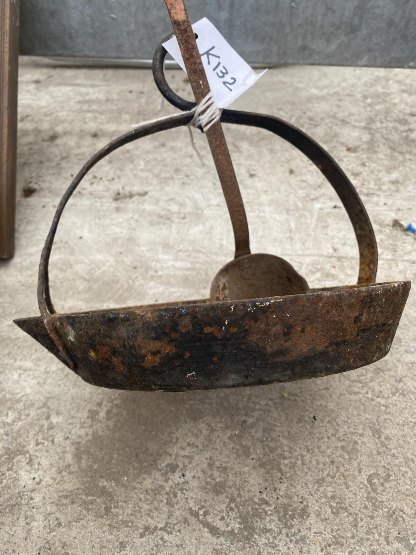 A VINTAGE HANGING SKILLET PAN COMPLETE WITH LADEL - Image 2 of 2