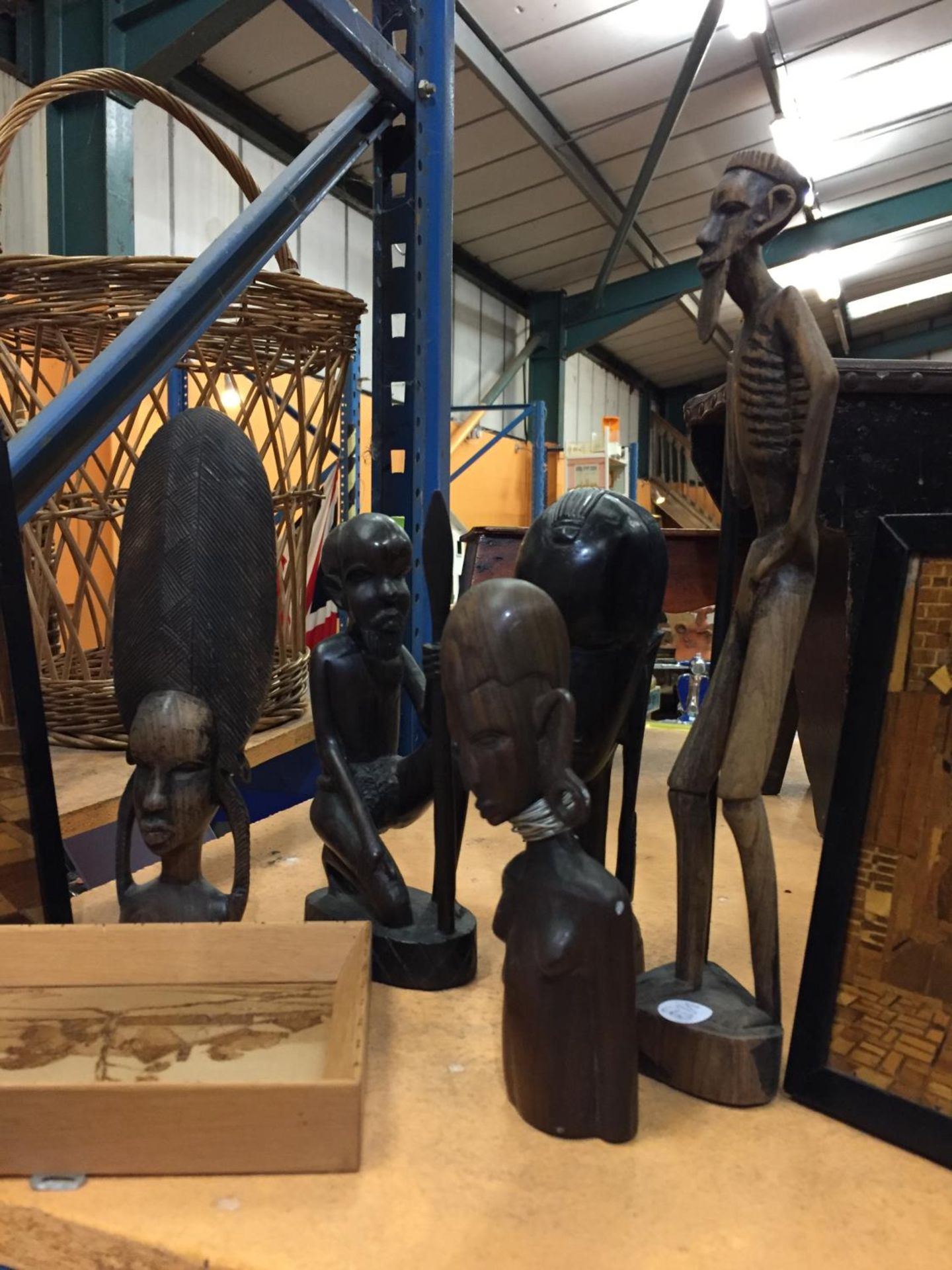 A COLLECTION OF TREEN TO INCLUDE AFRICAN FIGURES AND FURTHER PICTURES - Image 4 of 4