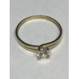 A 9 CARAT GOLD RING WITH A CENTRE CLEAR STONE