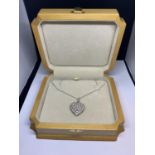 A 15 CARAT WHITE AND YELLOW GOLD LARGE DIAMOND ENCRUSTED HEART CLUSTER PENDANT WITH CHAIN LENGTH