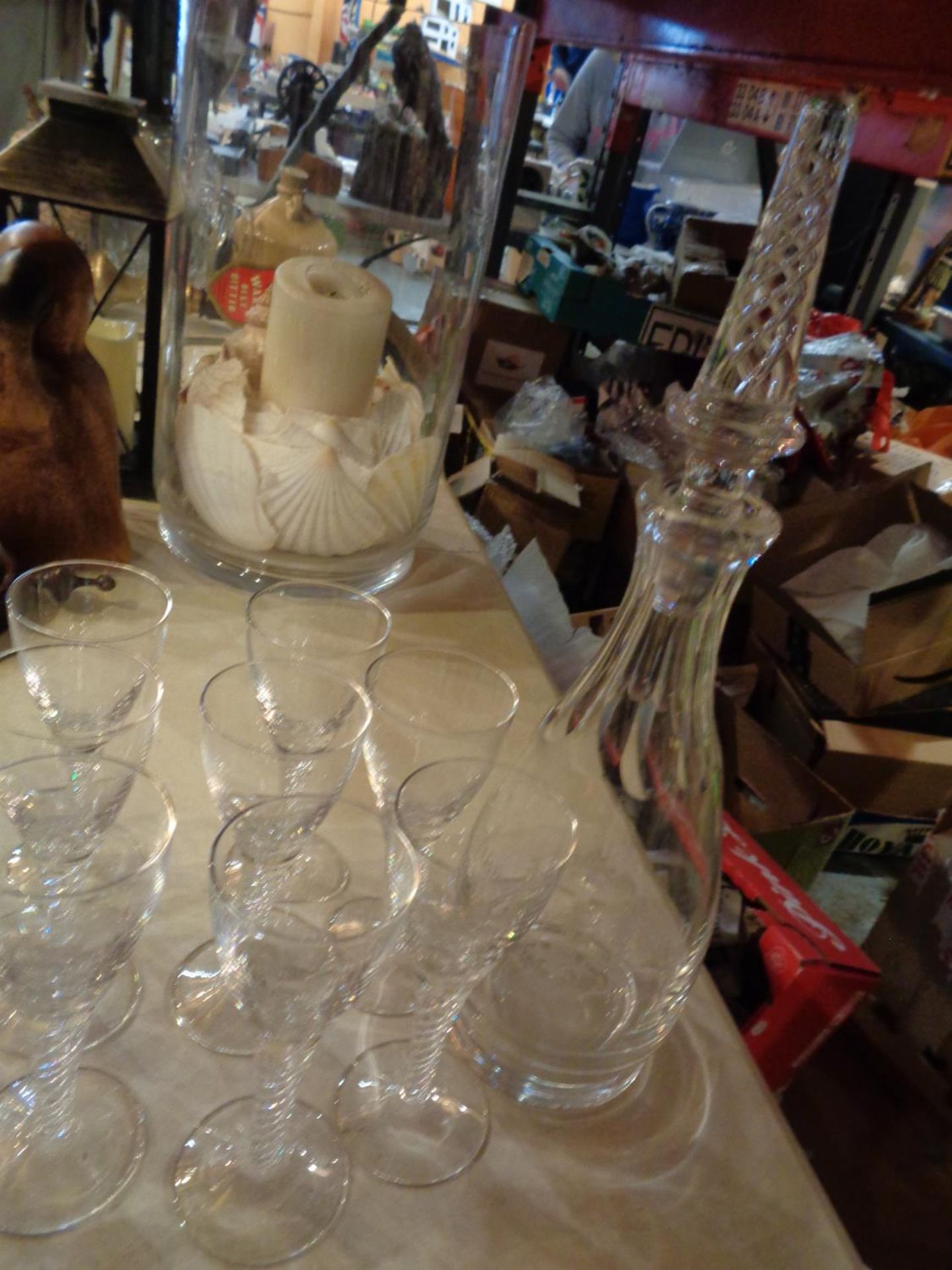 A SELECTION OF GLASSES TO INCLUDE ELEVEN TWISTED STEM DESIGN WITH MATCHING DECANTER - Image 3 of 3