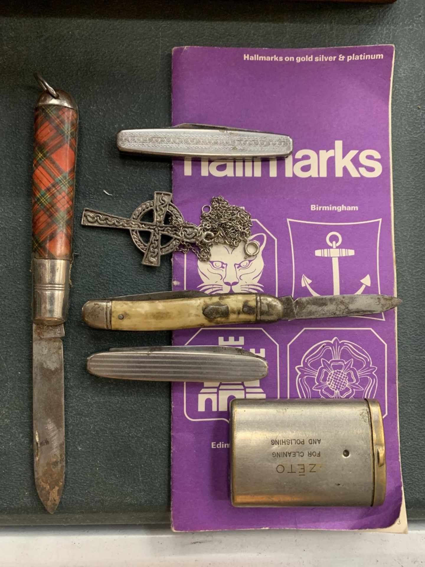 A COLLECTION OF ASSORTED ITEMS TO INCLUDE PENKNIVES, MATCHBOX AND CELTIC CROSS ON CHAIN