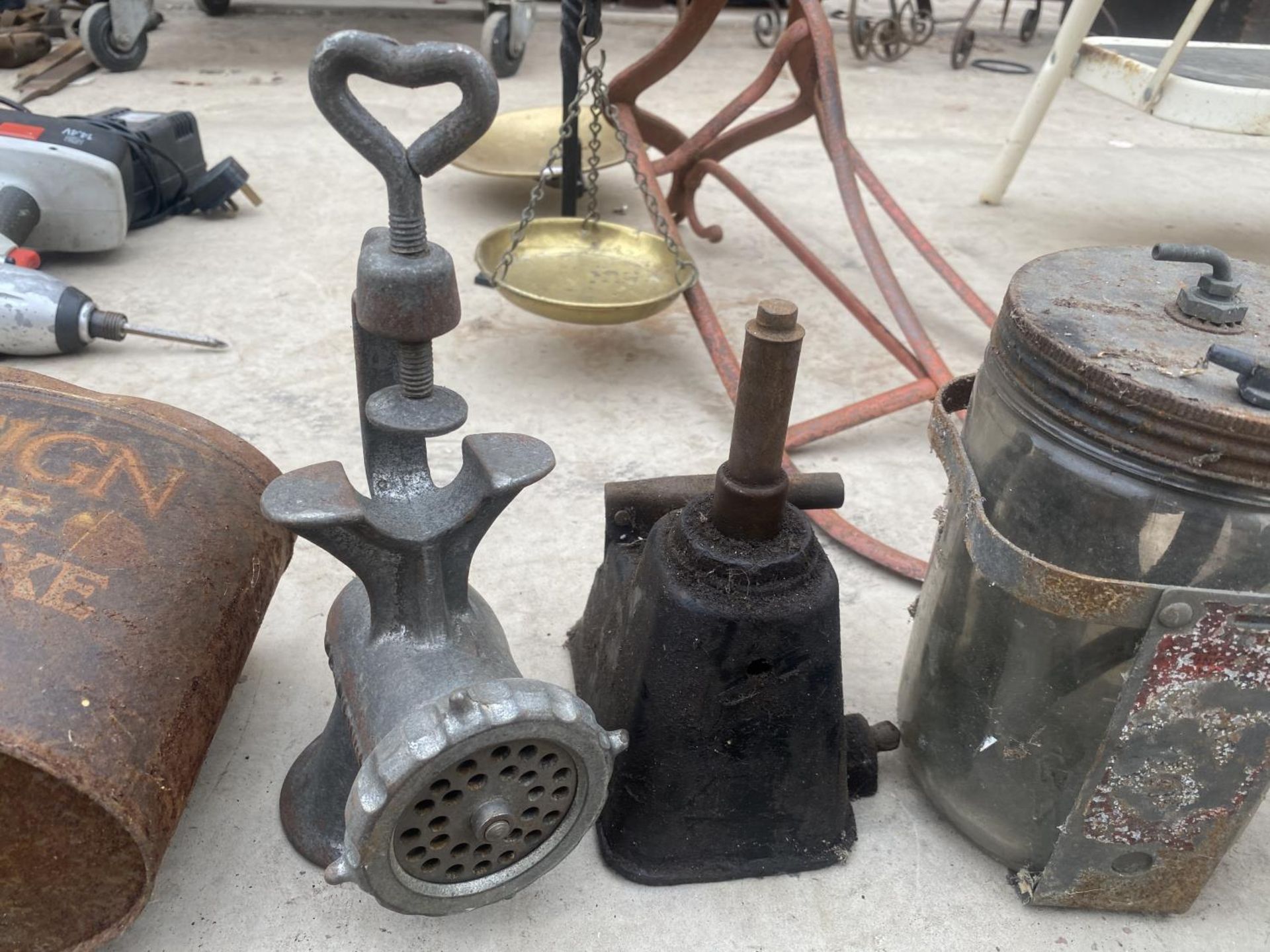 AN ASSORTMENT OF ITEMS TO INCLUDE A VINTAGE TIN, MINCER AND BOTTLE JACK ETC - Image 3 of 6