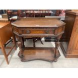 AN EARLY 20TH CENTURY OAK JACOBEAN STYLE CONSOLE TABLE, 36" WIDE