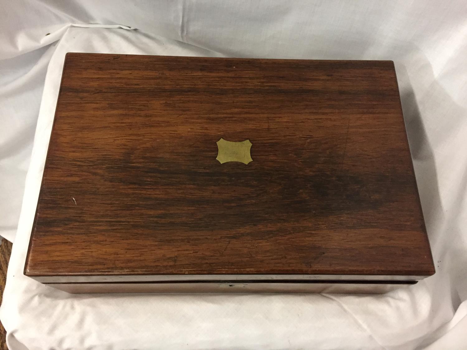 A MAHOGANY BOX WITH BRASS INLAY AND A KOALA BEAR WINE STOPPER - Image 3 of 10