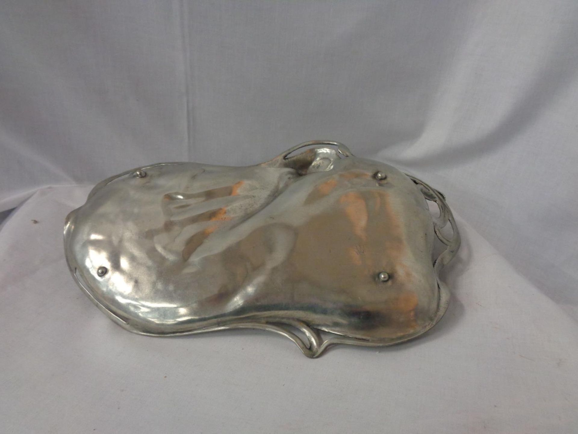 A PEWTER ART DECO STYLE DISH WITH THE FIGURE OF A LADY - Image 4 of 4