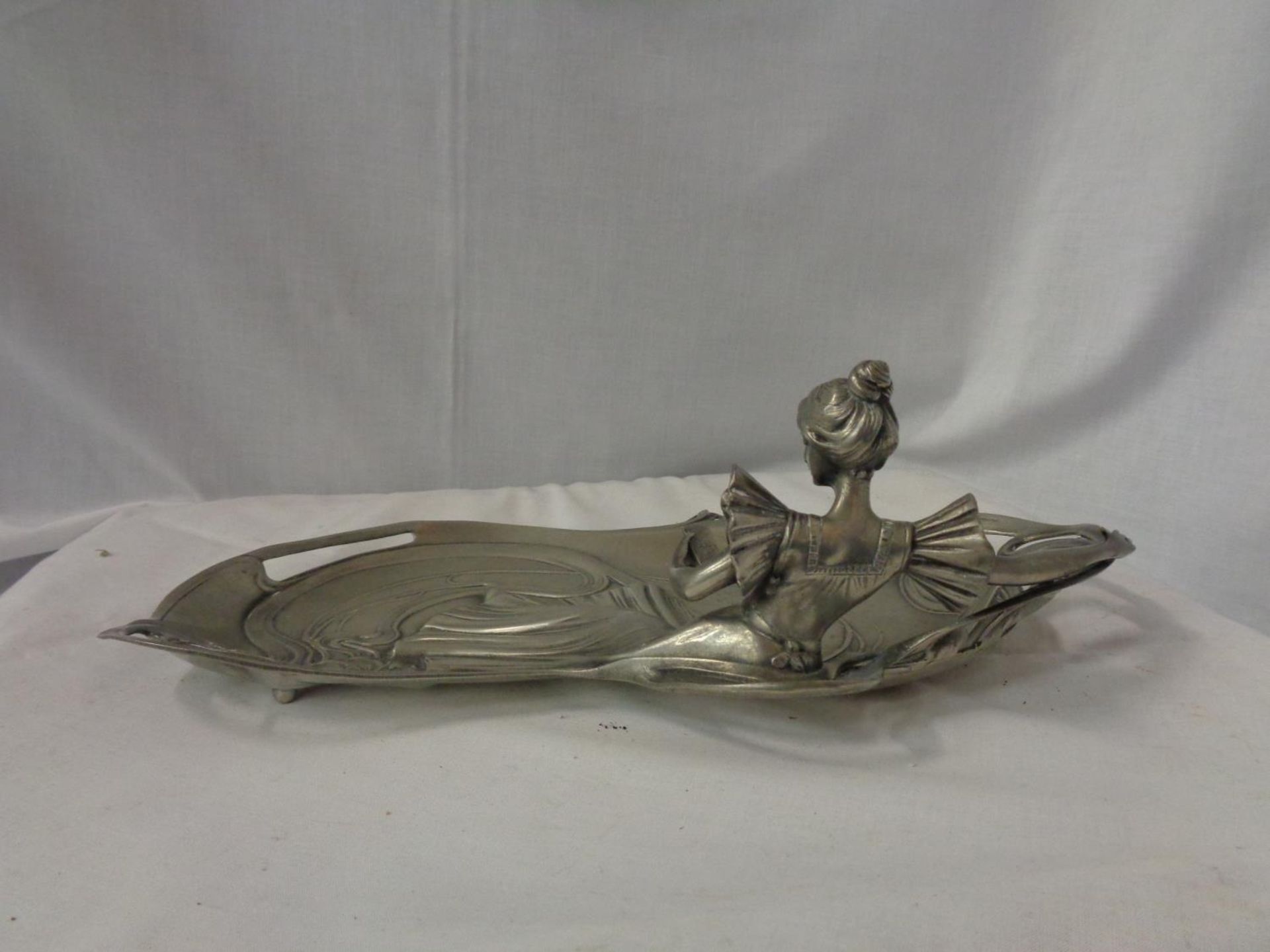 A PEWTER ART DECO STYLE DISH WITH THE FIGURE OF A LADY - Image 3 of 4
