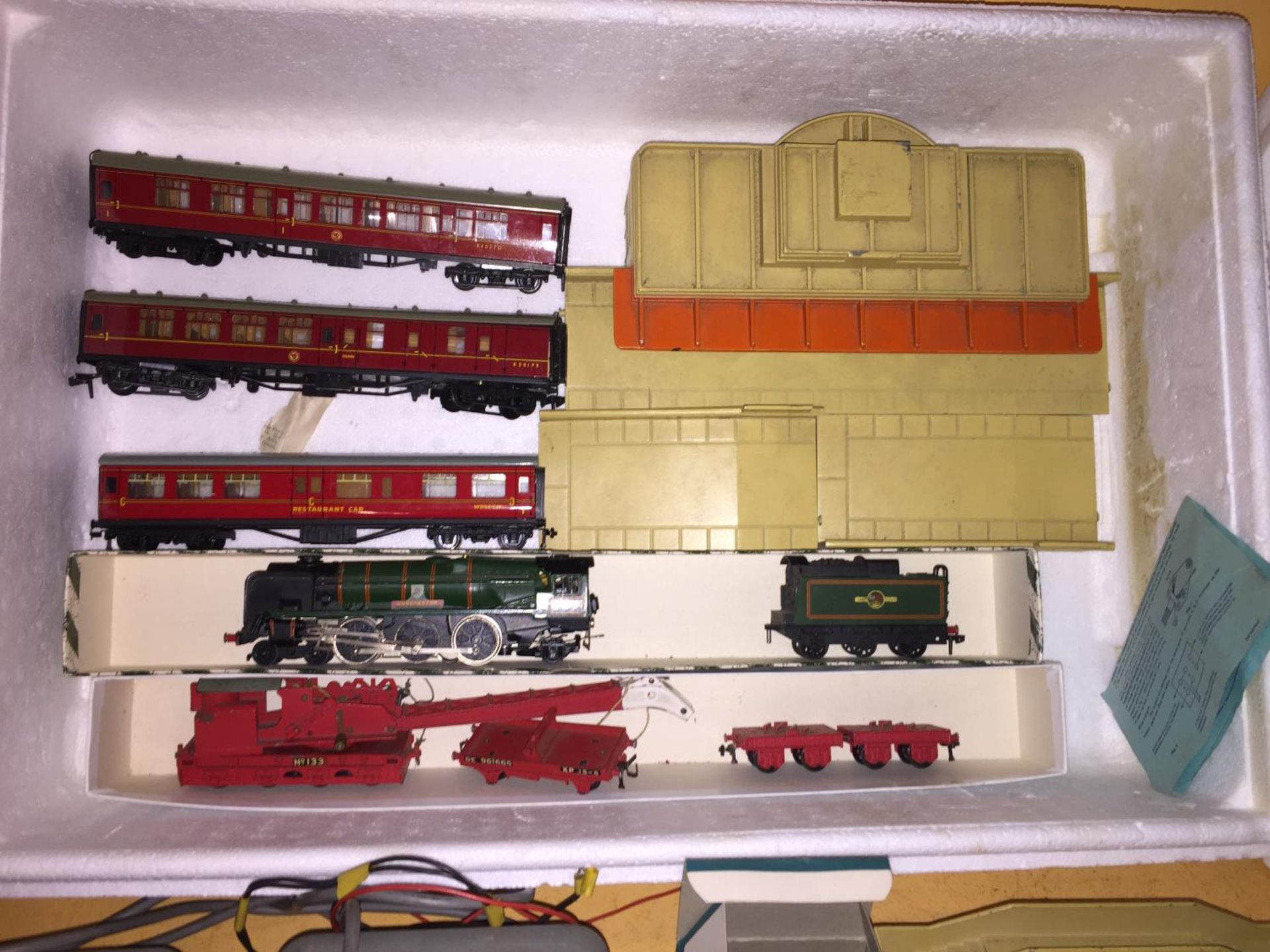 A VERY LARGE QUANTITY OF HORNBY MODEL RAILWAY ACCESSORIES - LEVEL CROSSING, SCENERY, BUFFERS, - Image 7 of 23