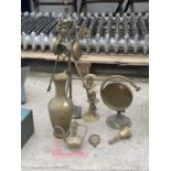 AN ASSORTMENT OF BRASS ITEMS TO INCLUDE A GONG, A BELL AND A JUG ETC