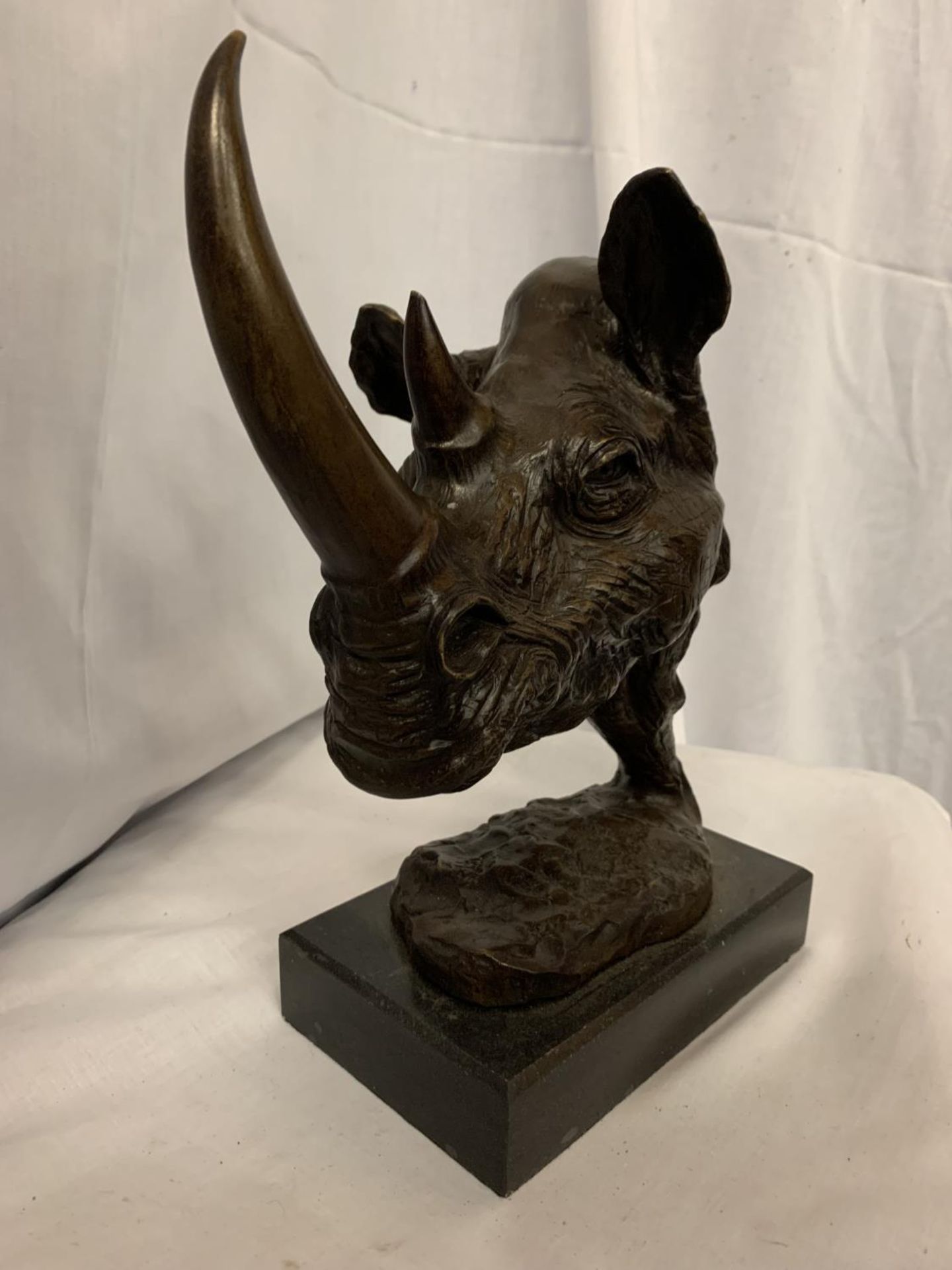 A LARGE BRONZE RHINO BUST ON A MARBLE BASE H:32CM - Image 3 of 4