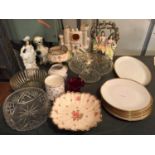 A MIXED SELECTION OF VINTAGE CERAMIC ORNAMENTS AND DECORATIVE GLASS BOWLS