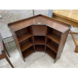 AN EARLY 20TH CENTURY OAK CORNER OPEN BOOKCASE WITH CENTRAL DOOR ENCLOSING PIPE RACK