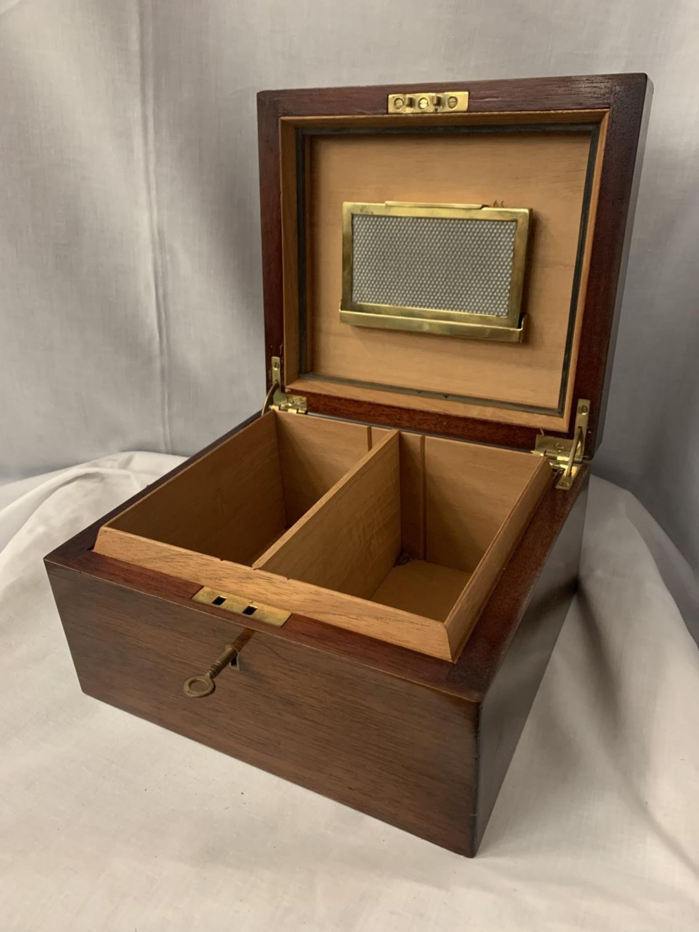 A VINTAGE MAHOGANY TEA CADDY BOX WITH KEY - Image 2 of 3