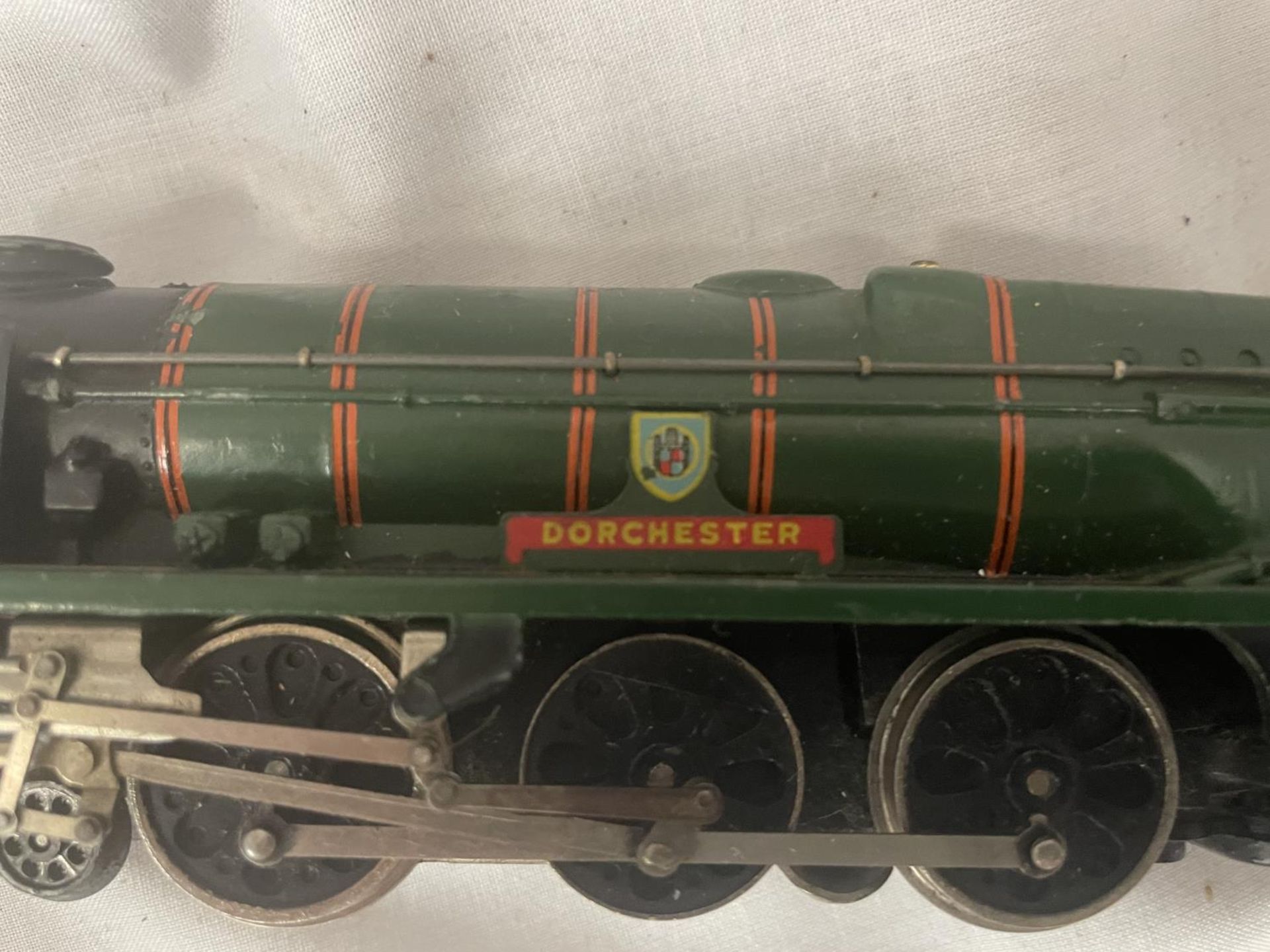 VARIOUS HORNBY DUBLO ITEMS - A 2-6-2 LOCOMOTIVE "DORCHESTER" AND TENDER, A NUMBER 133 CRANE, - Image 3 of 9