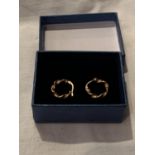 A PAIR OF 9 CARAT GOLD TWIST EARRINGS WITH A PRESENTATION BOX