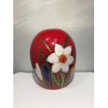 AN ANITA HARRIS HANDPAINTED AND SIGNED IN GOLD SPRING FLOWERS VASE