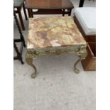 A CONTINENTAL STYLE ONYX EFFECT TABLE ON BRASS FRAME WITH CABRIOLE LEGS, 19.5" SQUARE