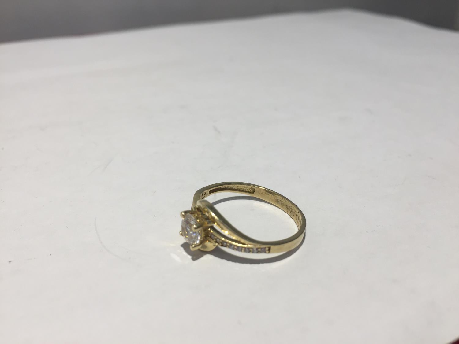 A 9 CARAT GOLD RING WITH A CLEAR STONE SOLITAIRE AND CLEAR STONES ON THE SHOULDERS WITH PRESENTATION - Image 2 of 4