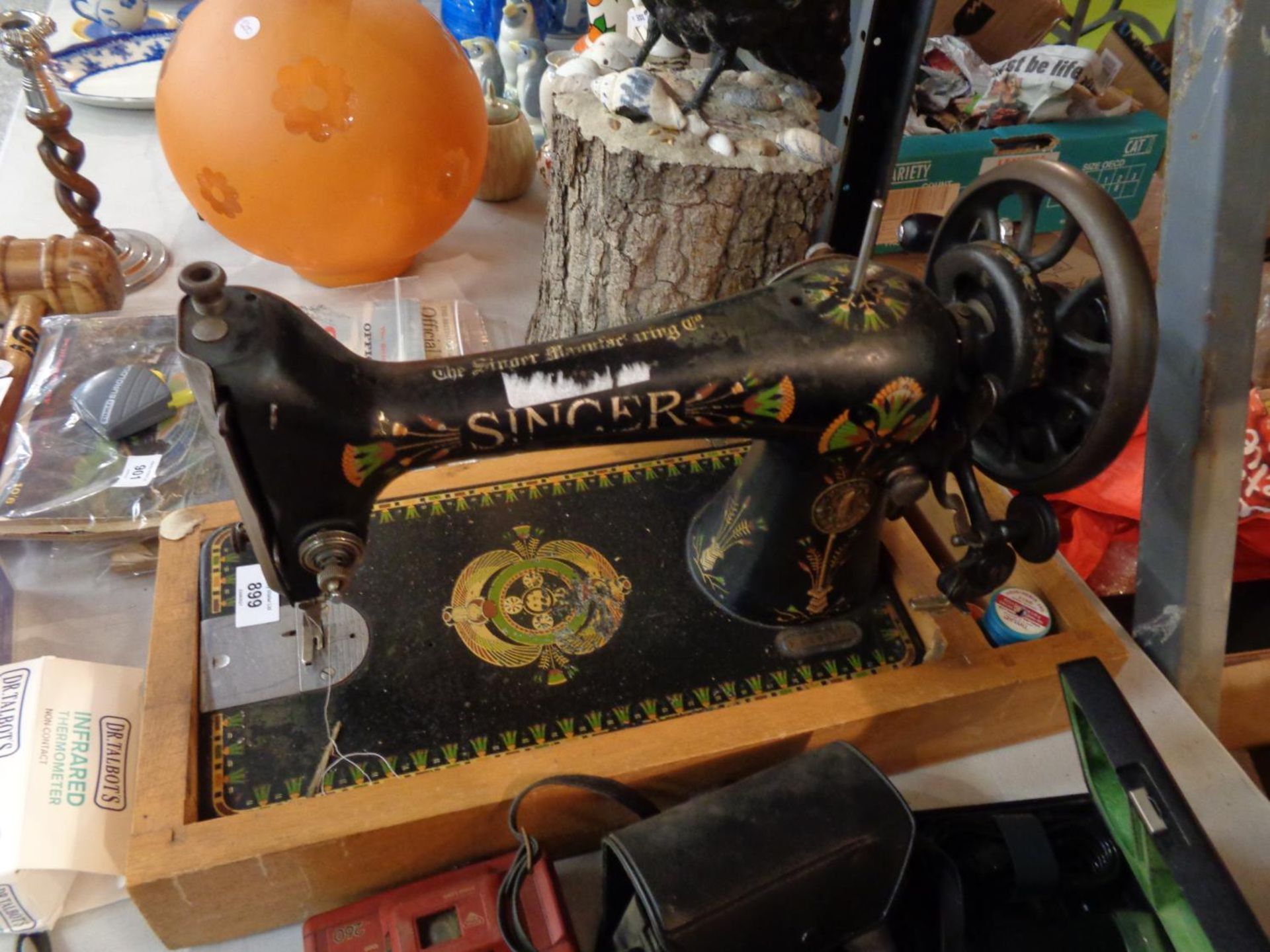 A VINTAGE SINGER SEWING MACHINE HAND CRANKED - Image 3 of 3